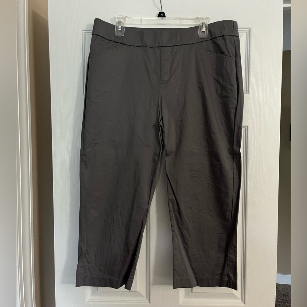 Ladies size 16 capris